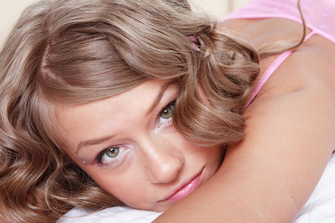 Modelo en solitario de 18P hace grandes poses mientras trabaja sin lencería sensual
