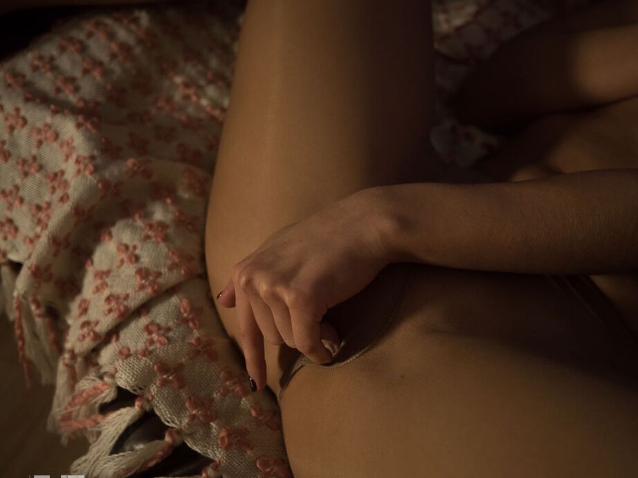 16P Anna G exhibe son corps flexible alors qu'elle se doigte la chatte sur le canapé