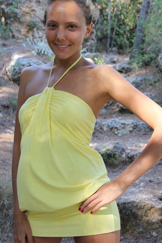 18P La linda adolescente Mango A con un minivestido abriéndose al aire libre para un primer plano de su chocho calvo
