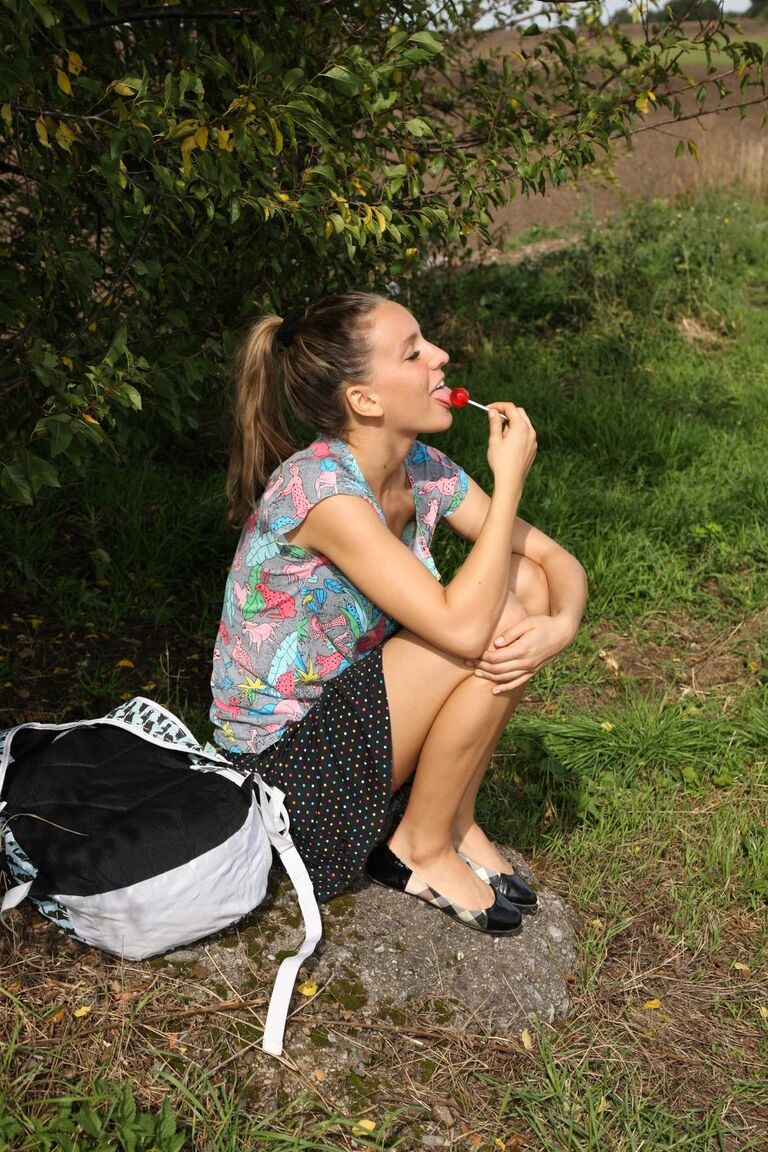 13P Garota chupando pirulito faz uma pausa para abrir as pernas gostosas