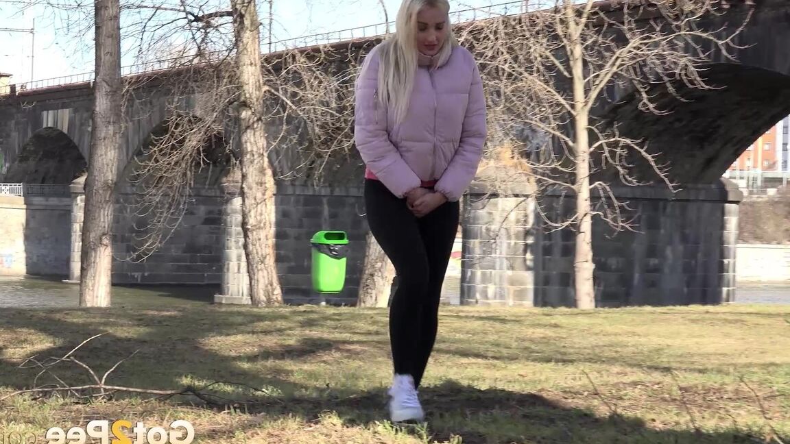 15P Short taken Daisy Lee forced to drop her pants and pee outside on a chilly day