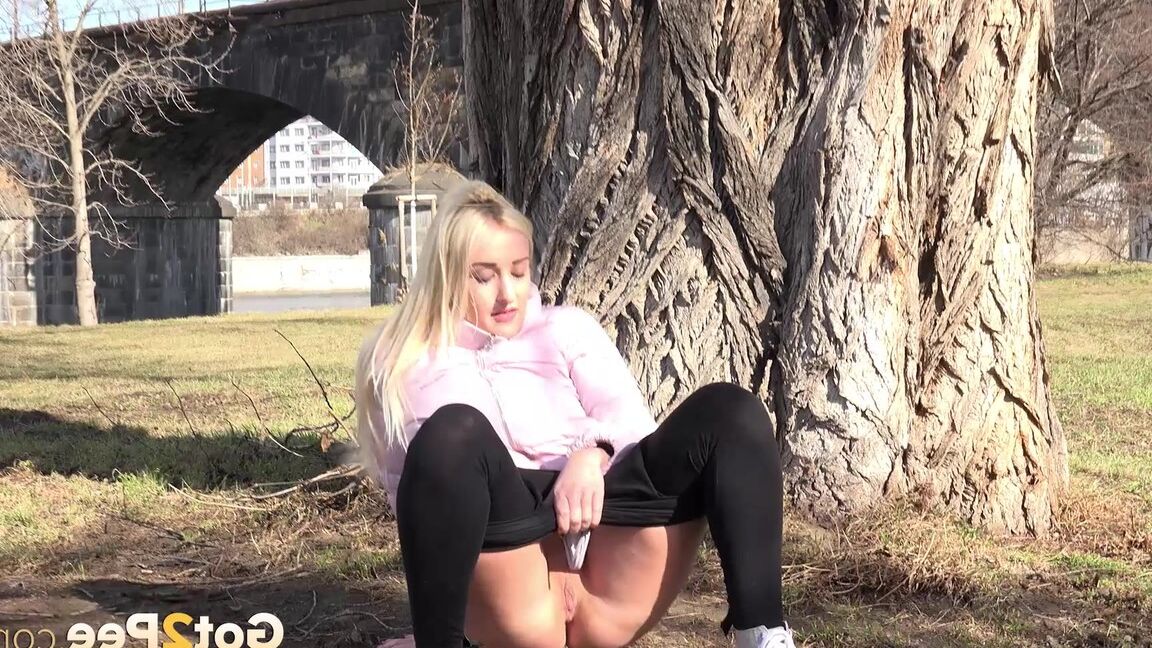 15P Short taken Daisy Lee forced to drop her pants and pee outside on a chilly day
