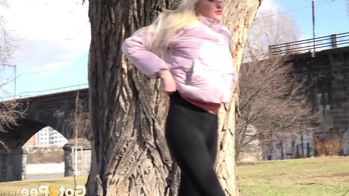 15P Short taken Daisy Lee forced to drop her pants and pee outside on a chilly day