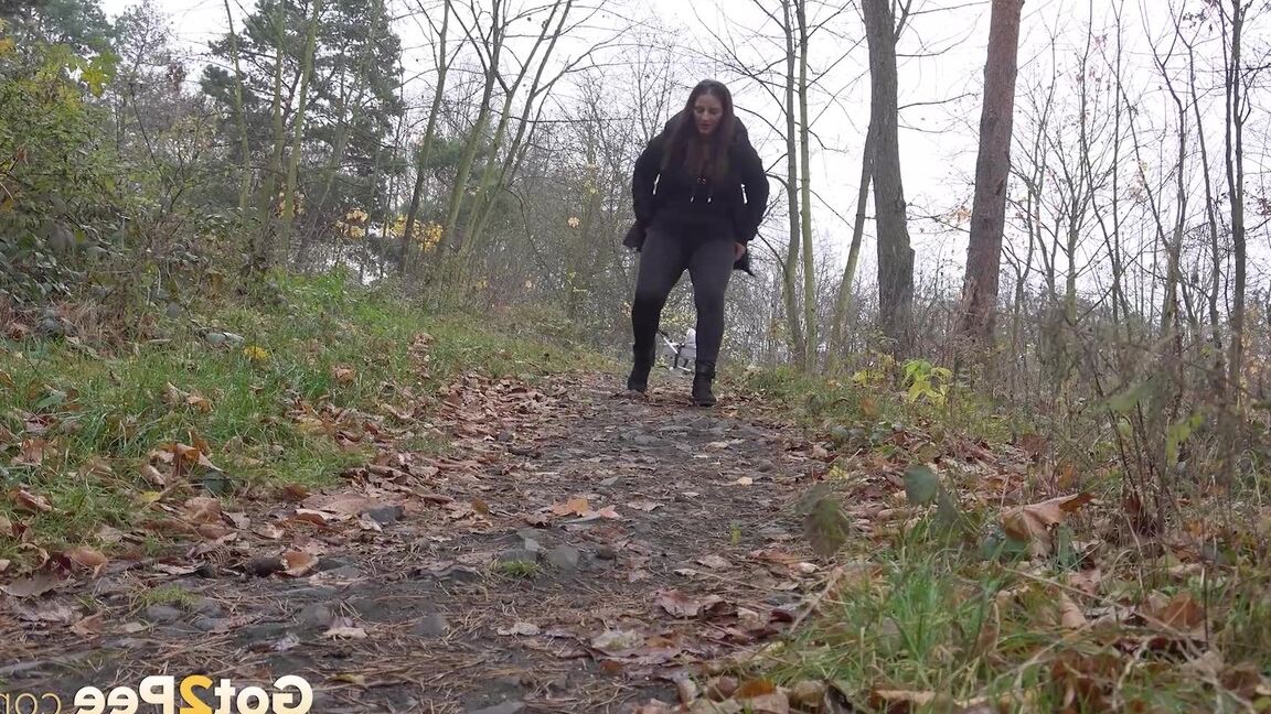 15P 白人少女ニコレット・ノワールが森の小道を横切って小便をする