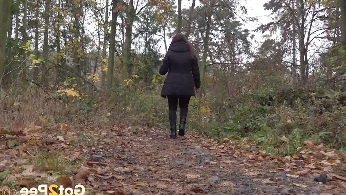 15P 白人少女ニコレット・ノワールが森の小道を横切って小便をする