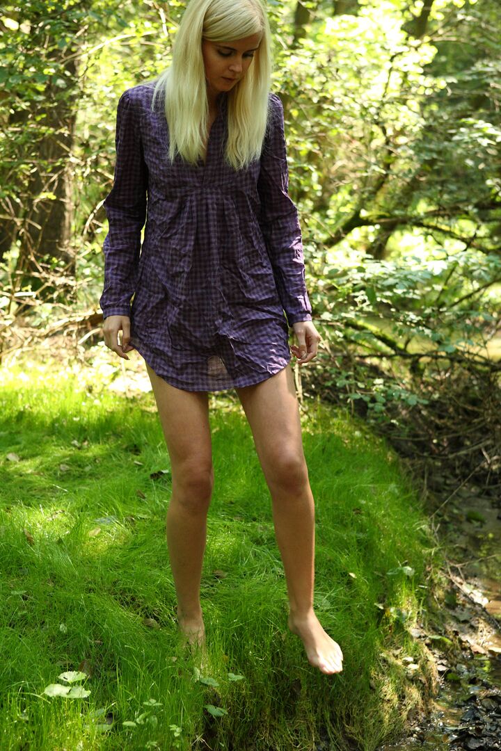 20P Danielka hatte beschlossen, einen Spaziergang im Wald hinter ihrem Haus zu machen