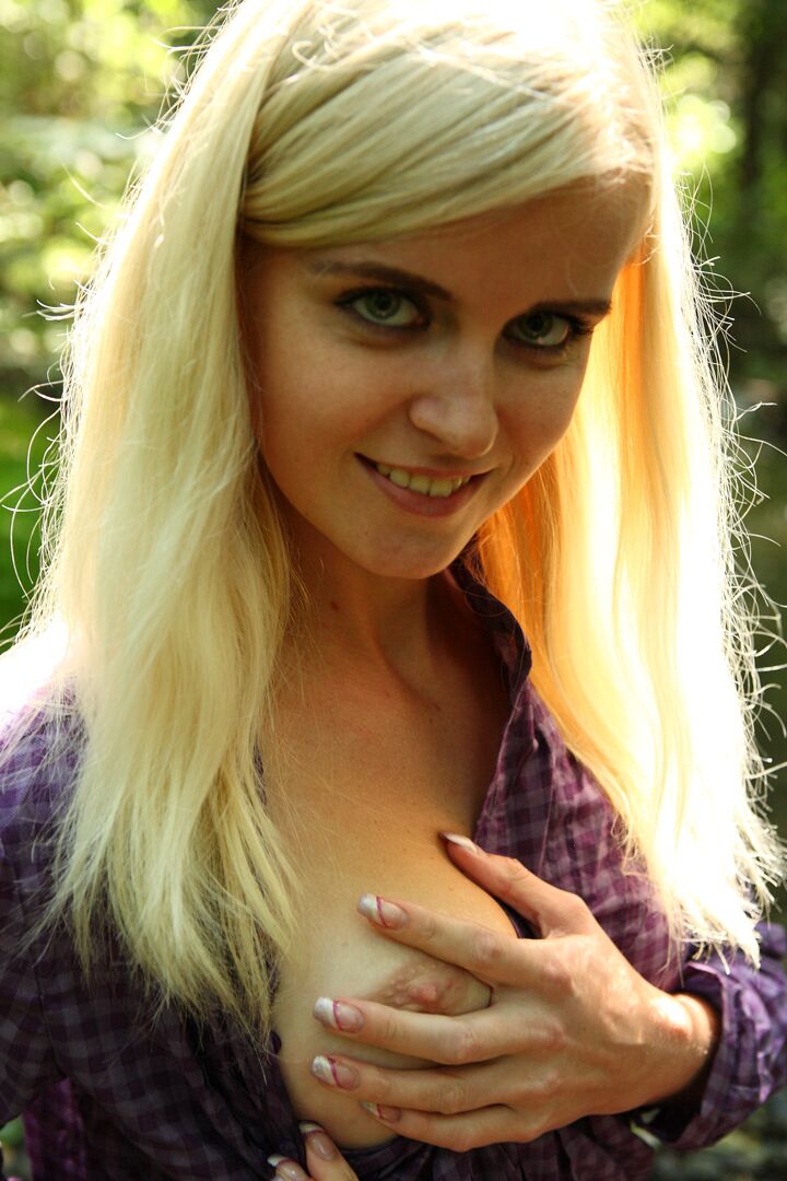 20P Danielka hatte beschlossen, einen Spaziergang im Wald hinter ihrem Haus zu machen