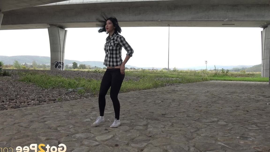 15P Garota de cabelo preto é pega mijando ao ar livre na câmera de segurança
