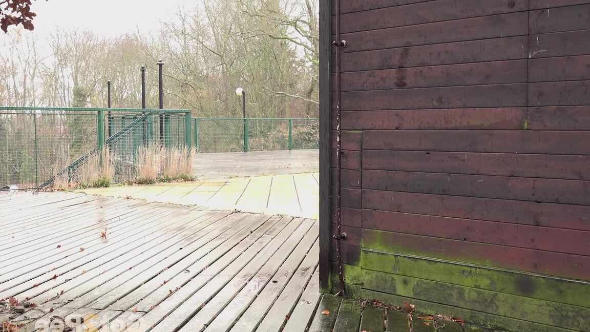 15P Das freche Mädchen Sandra und ihre beste Freundin ziehen ihre Hosen herunter und pinkeln draußen