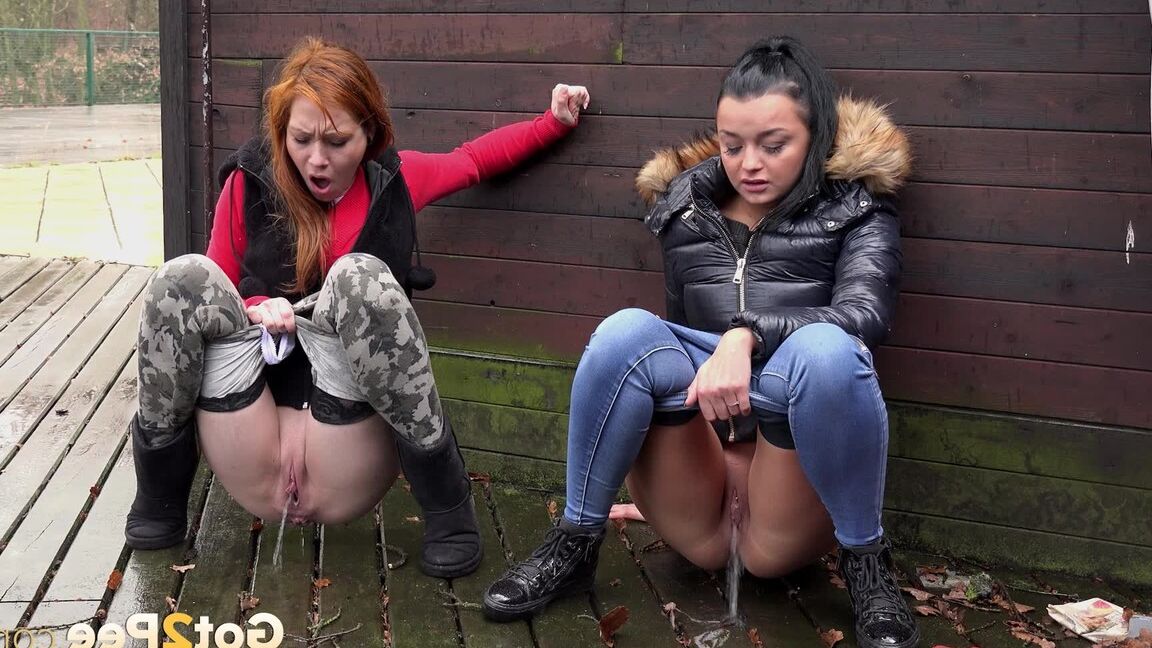 15P Das freche Mädchen Sandra und ihre beste Freundin ziehen ihre Hosen herunter und pinkeln draußen