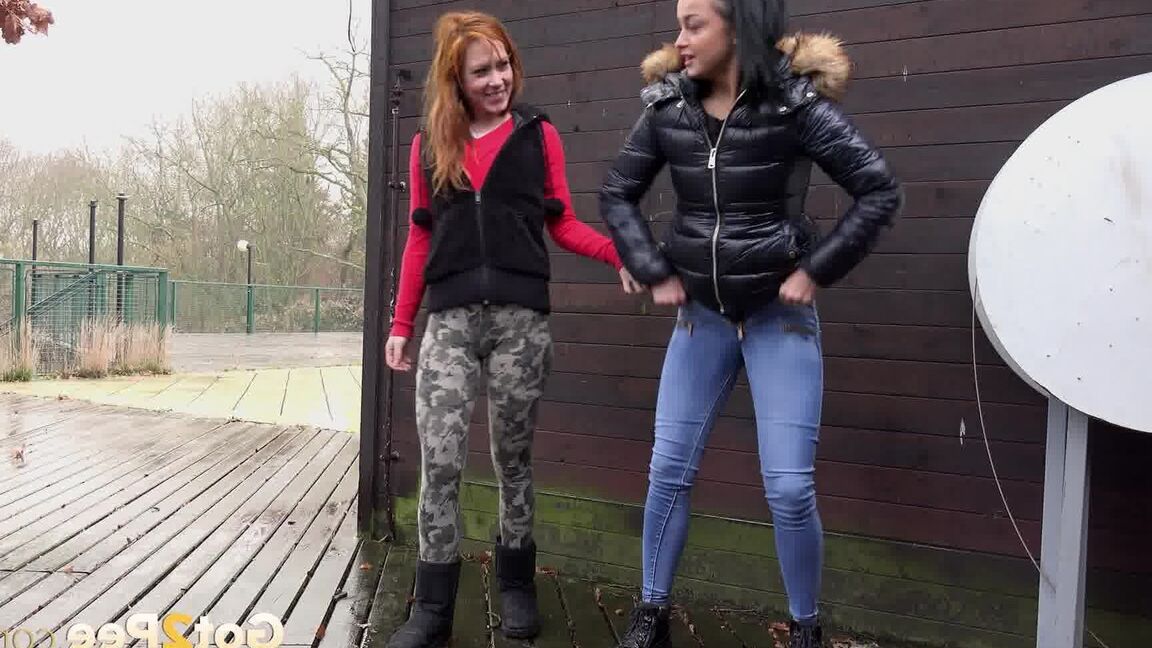 15P Das freche Mädchen Sandra und ihre beste Freundin ziehen ihre Hosen herunter und pinkeln draußen