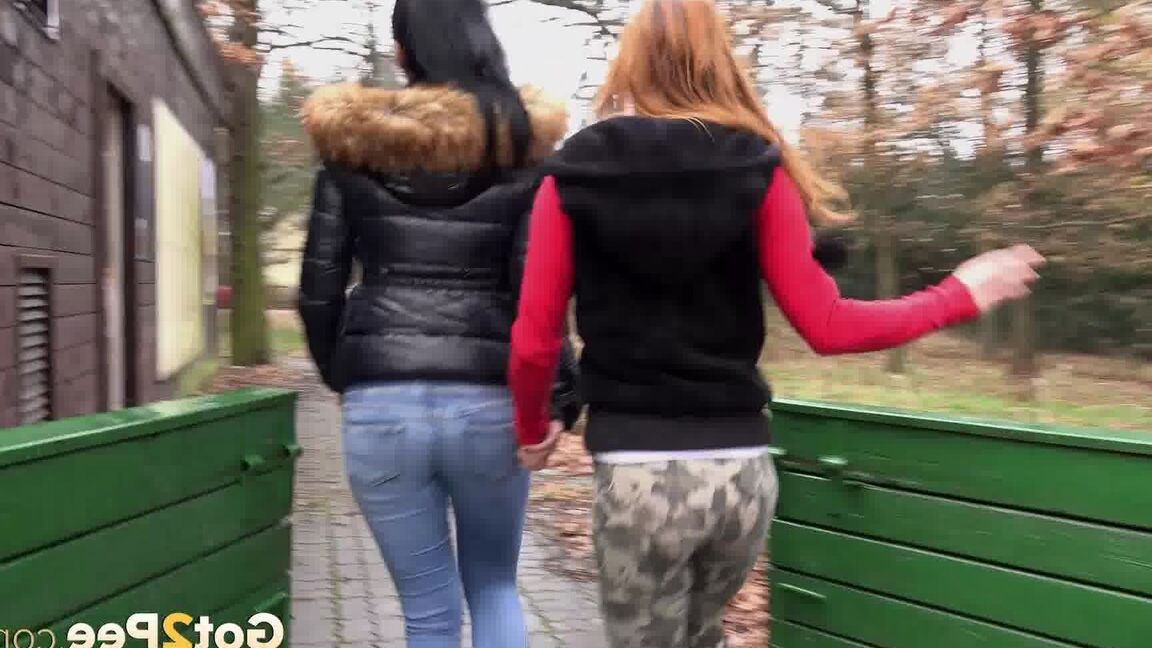 15P Das freche Mädchen Sandra und ihre beste Freundin ziehen ihre Hosen herunter und pinkeln draußen