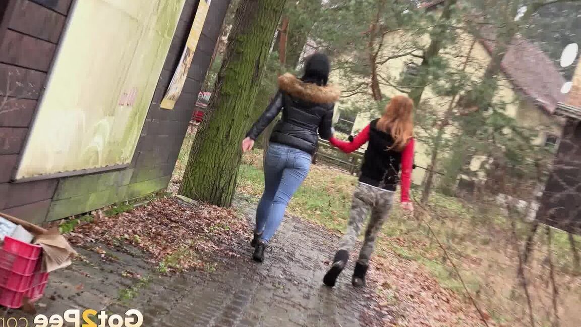 15P Das freche Mädchen Sandra und ihre beste Freundin ziehen ihre Hosen herunter und pinkeln draußen