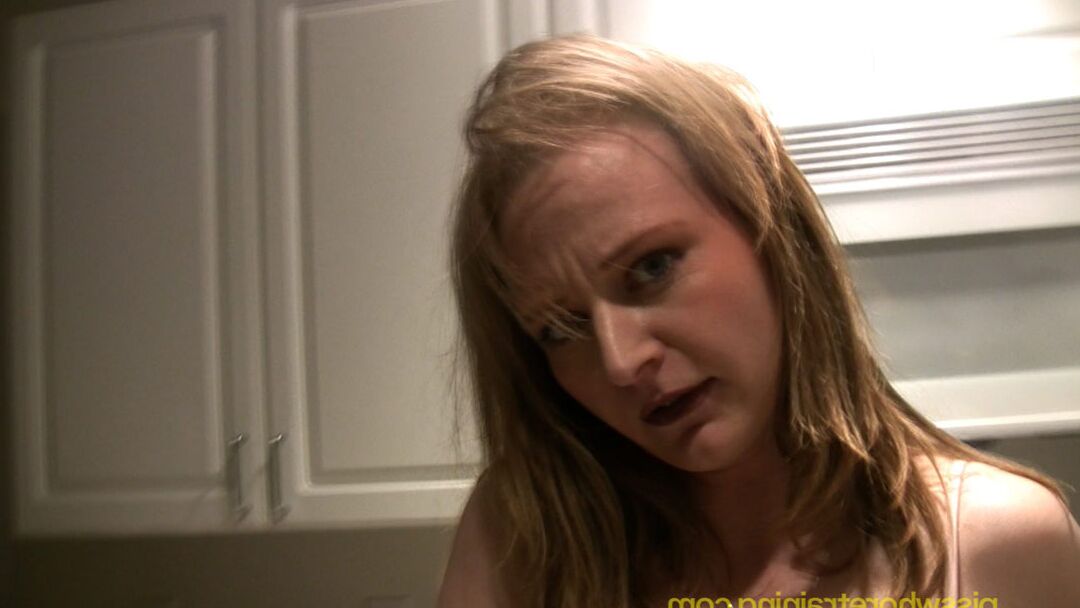 15P Piss Whore Training Jeune salope pissant sur le bol