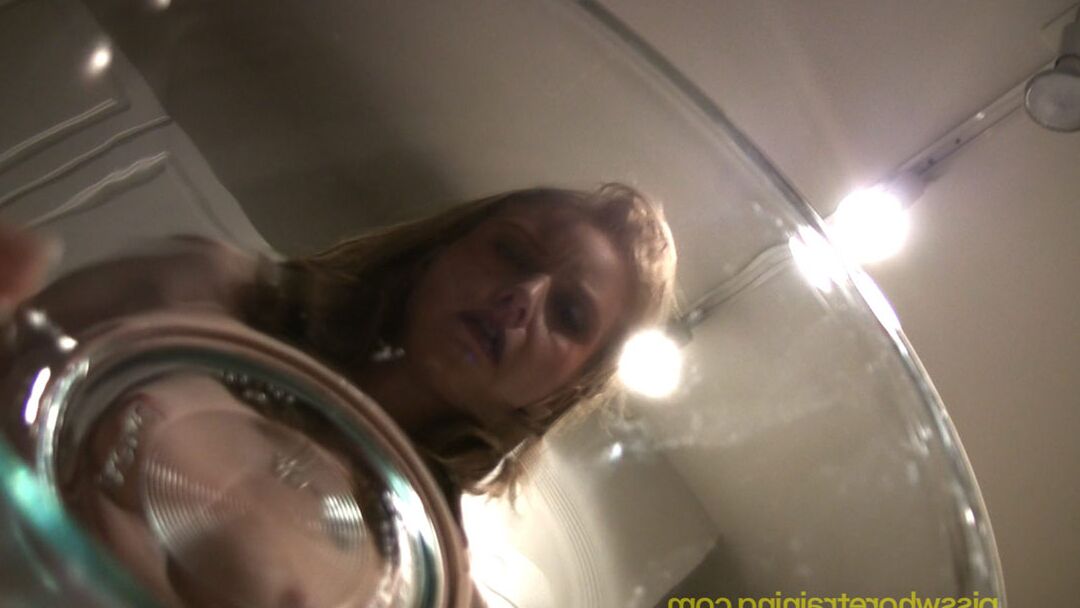 15P Piss Whore Training Jeune salope pissant sur le bol