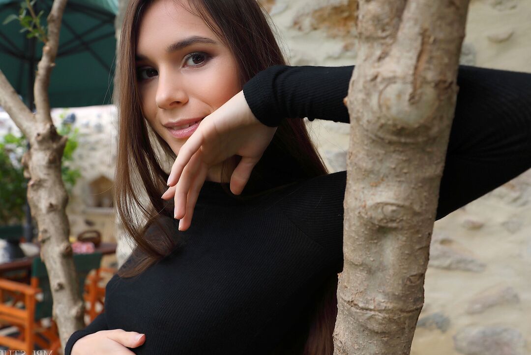 La modelo 12P Glamour muestra su apretado trasero mientras abre su coño rosado