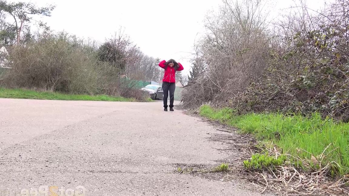 15P 白人の十代のニコレット・ノワールが舗装された道路で大便をする