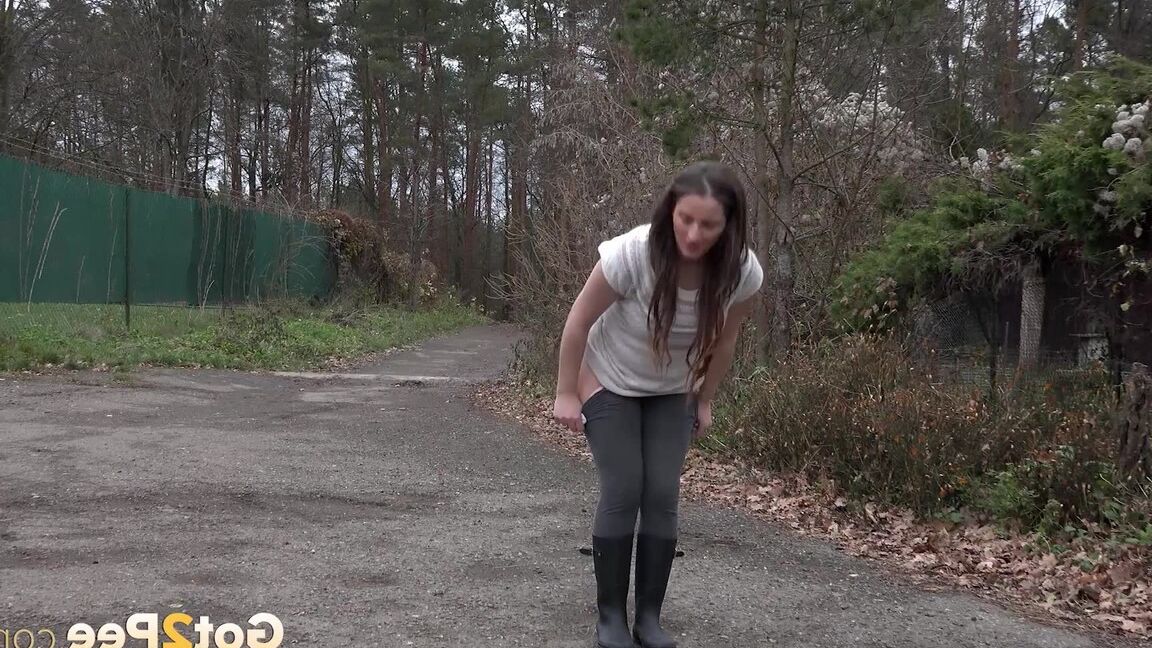 15P Got 2 Pee Hot babe Nicolette se alivia