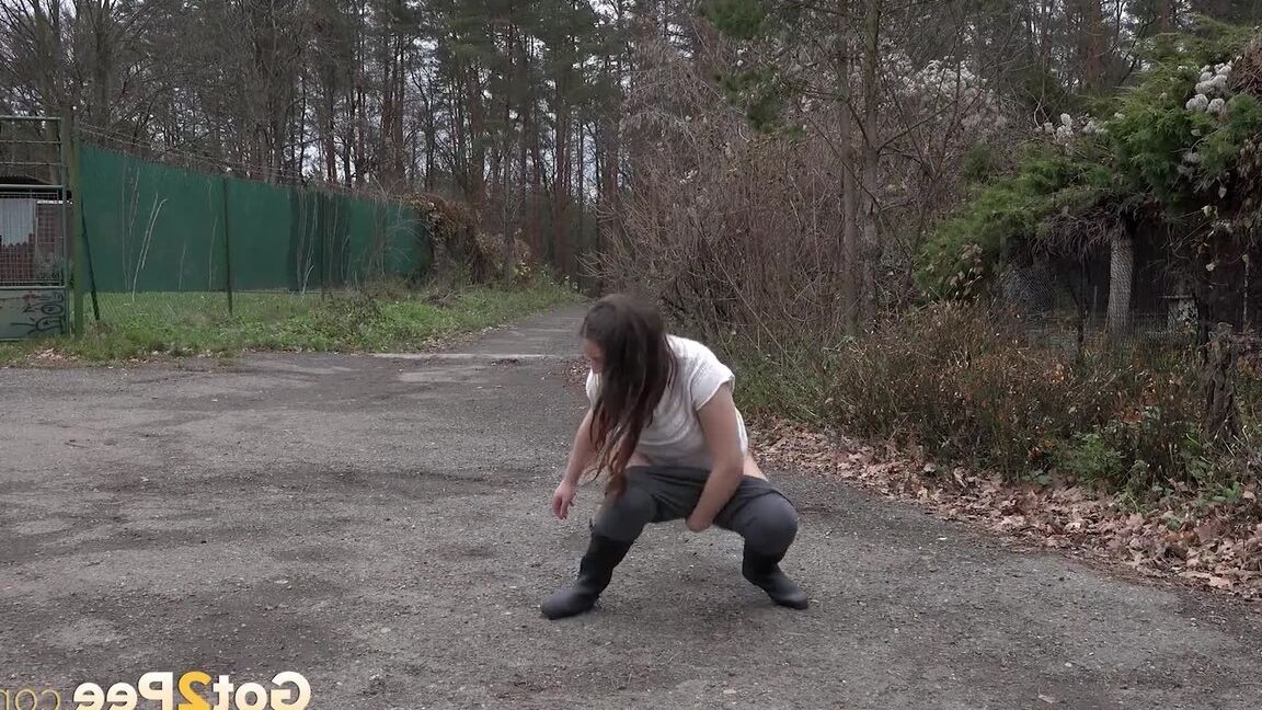 15P Got 2 Pee Hot babe Nicolette se alivia