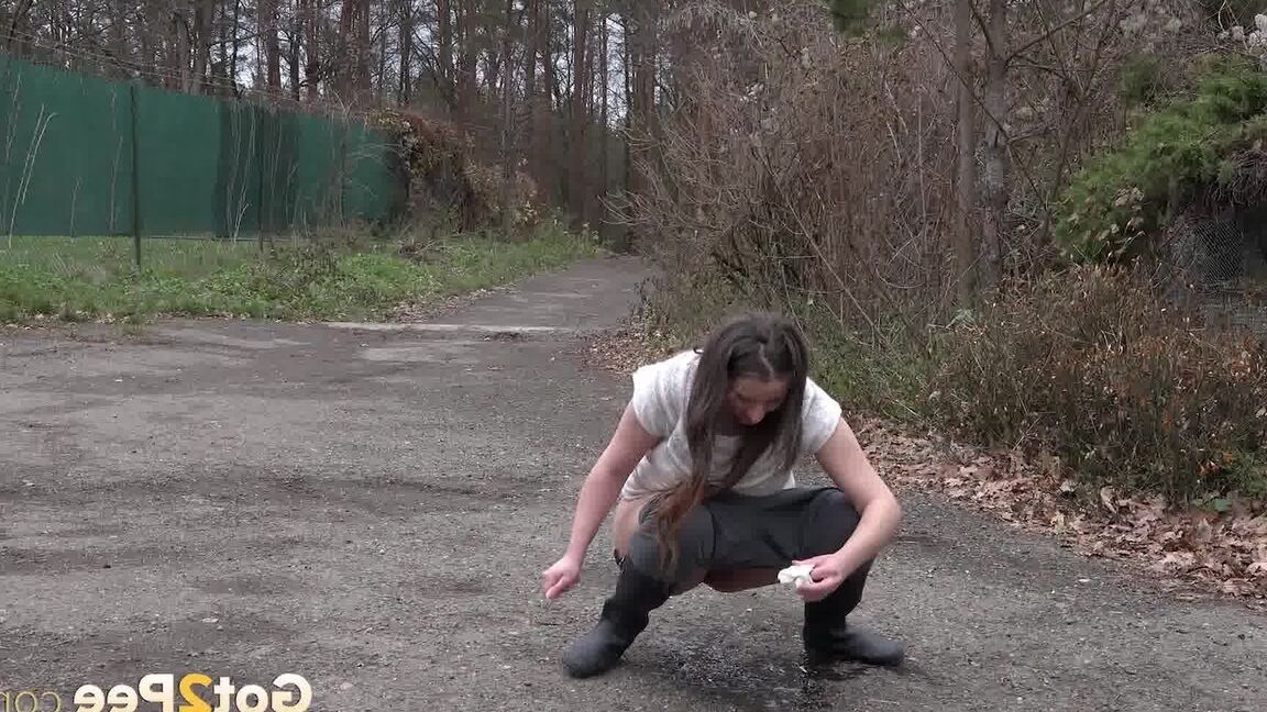 15P Got 2 Pee Hot babe Nicolette se alivia
