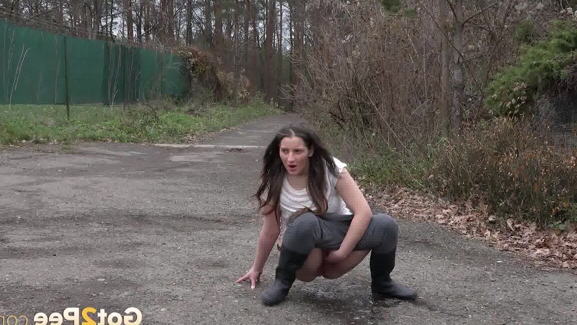 15P Got 2 Pee Hot babe Nicolette se alivia