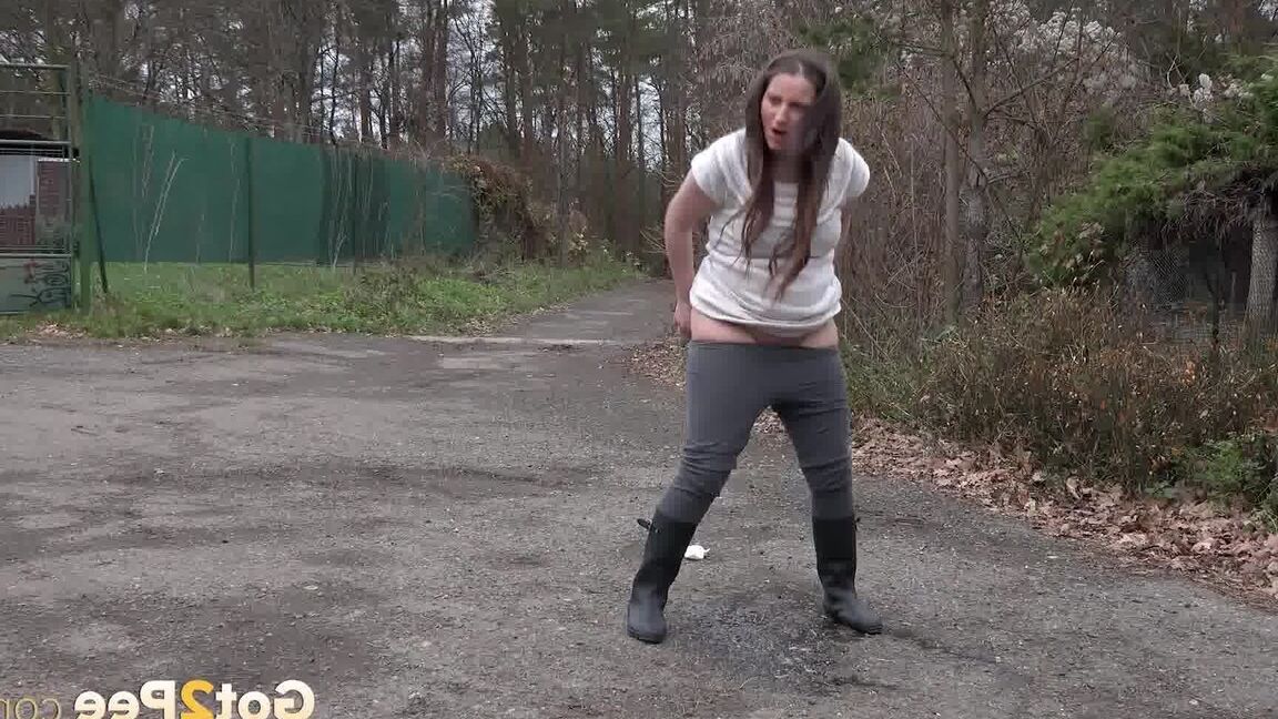15P Got 2 Pee Hot babe Nicolette se alivia