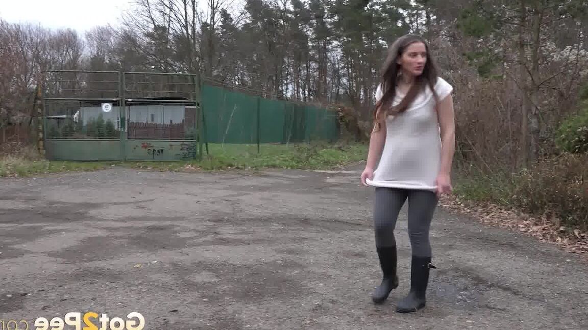 15P Got 2 Pee Hot babe Nicolette se alivia