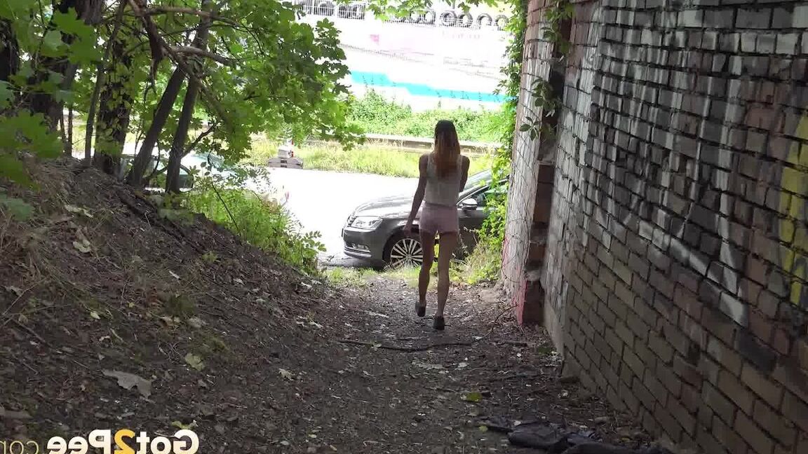 15P Adele Unicorn is filmed pissing in the woods