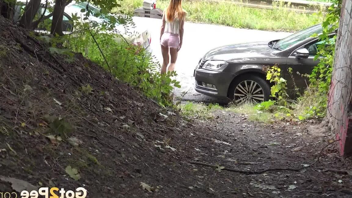 15P Adele Unicorn is filmed pissing in the woods