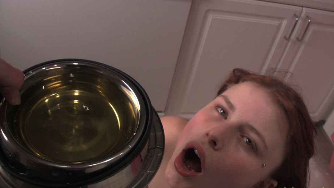 15P Junges Babe trinkt ihre Pisse aus der Schüssel