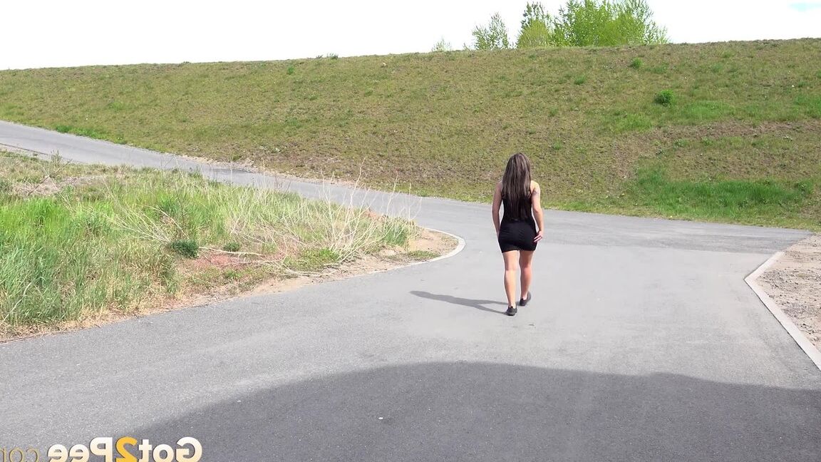 15P Nicolette Noir makes a big piss puddle outside