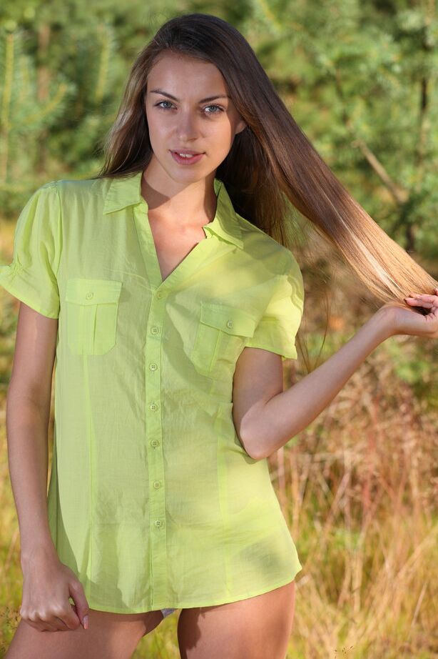18P La modelo adolescente perfecta Sofy B quitándose la ropa interior blanca en el bosque