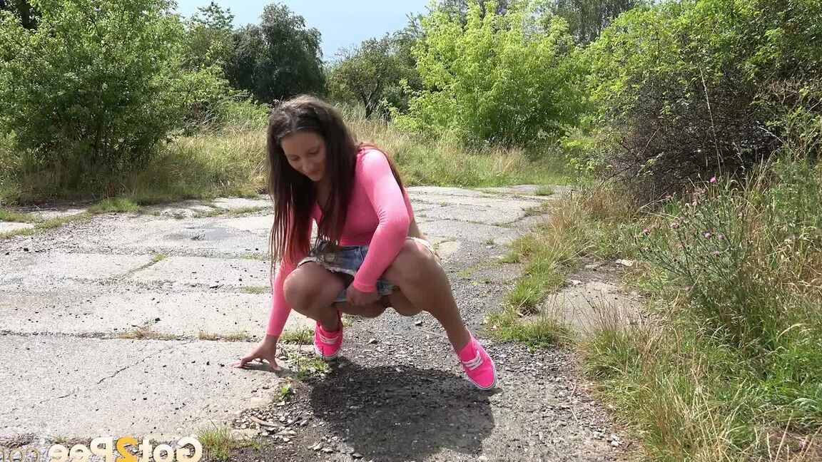 15P Nicolette Noir se quita los pantalones cortos de mezclilla y se pone en cuclillas para orinar aliviada en el camino.