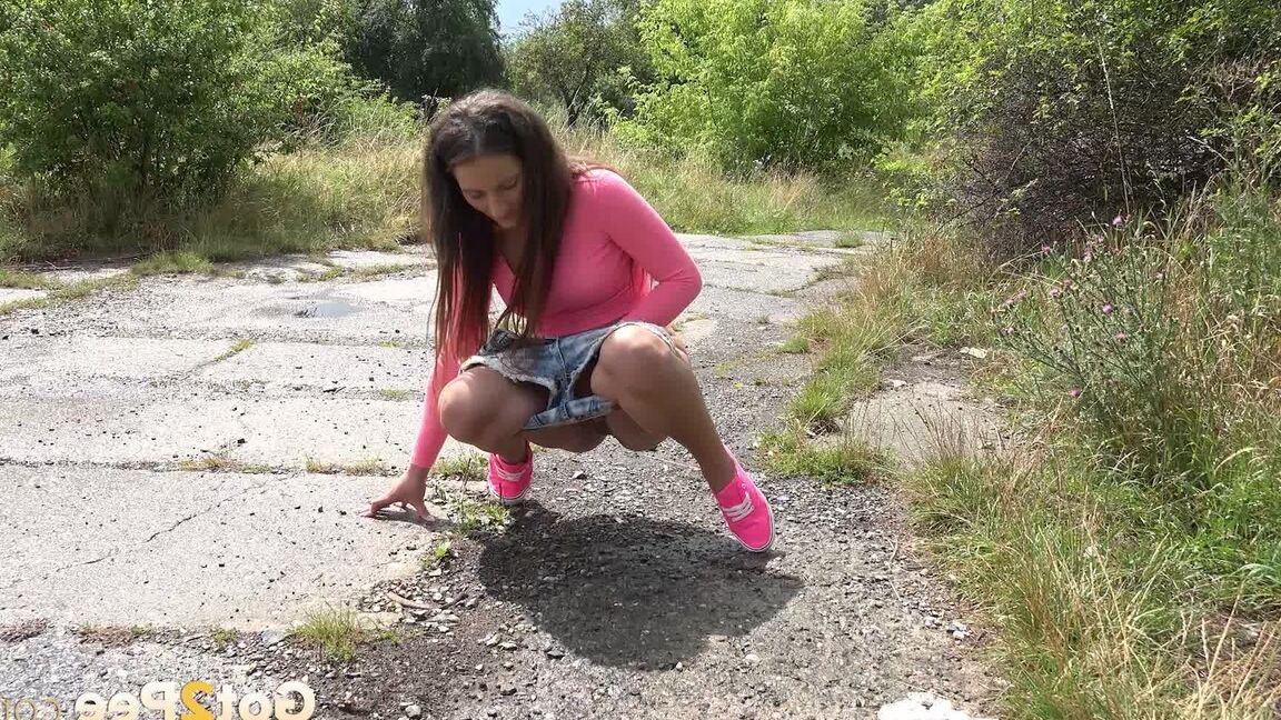 15P Nicolette Noir se quita los pantalones cortos de mezclilla y se pone en cuclillas para orinar aliviada en el camino.