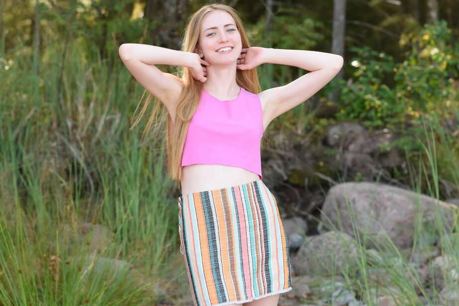 16P Das barfüßige junge Mädchen Lena Flora zieht sich auf einem Felsbrocken völlig aus