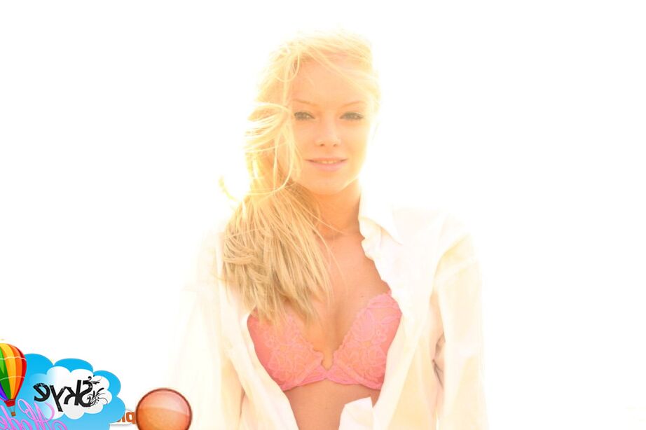 12P A adolescente gostosa Skye Model se pavoneia na floresta vestindo apenas calcinha