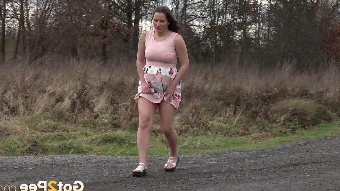 Das 15-jährige kaukasische Mädchen Nicolette Noir pisst auf einer unbefestigten Straße auf dem Land ausgiebig
