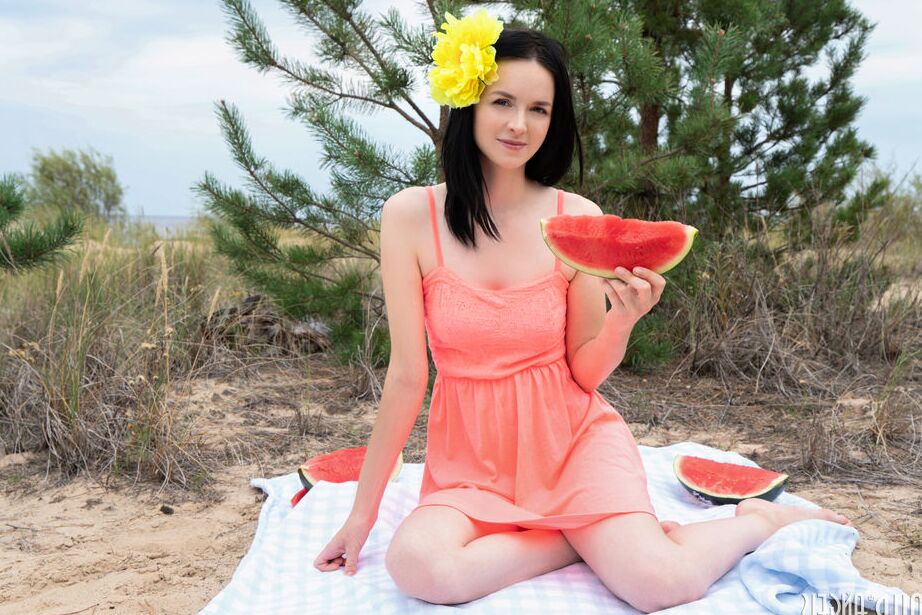 20P A linda e incrivelmente sexy adolescente morena desfruta de frutas frescas enquanto
