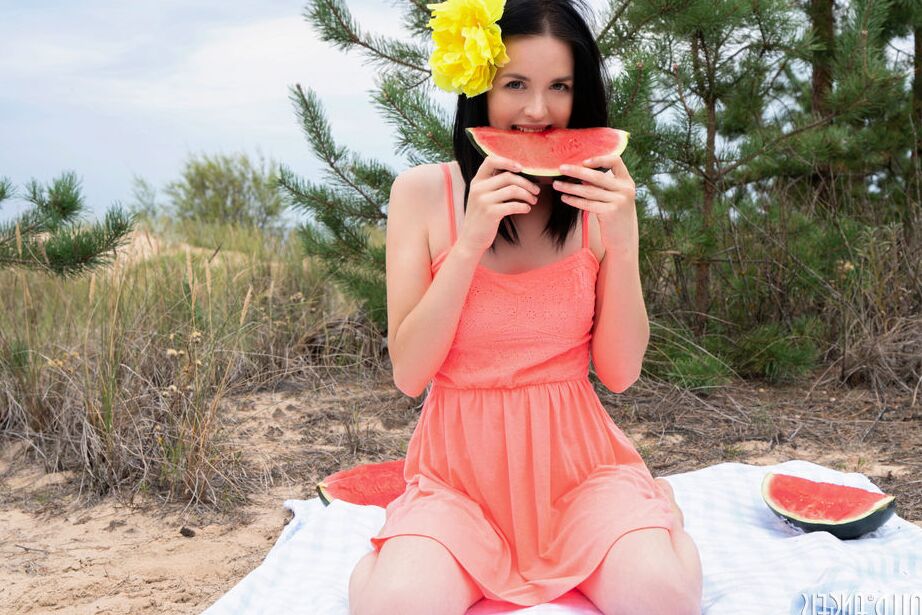 20P A linda e incrivelmente sexy adolescente morena desfruta de frutas frescas enquanto