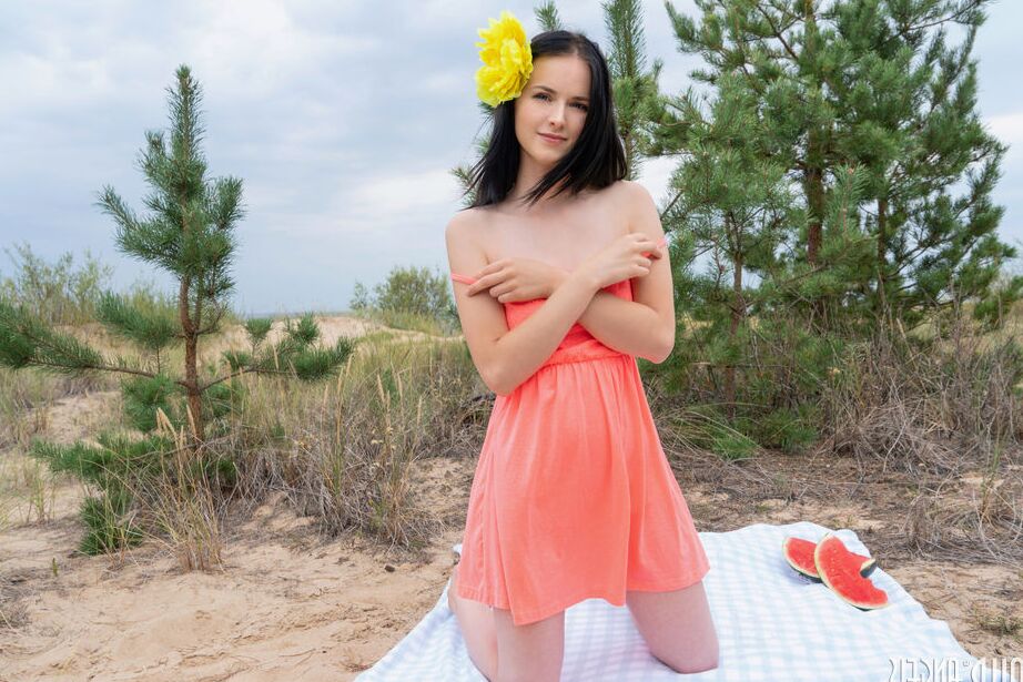 20P A linda e incrivelmente sexy adolescente morena desfruta de frutas frescas enquanto