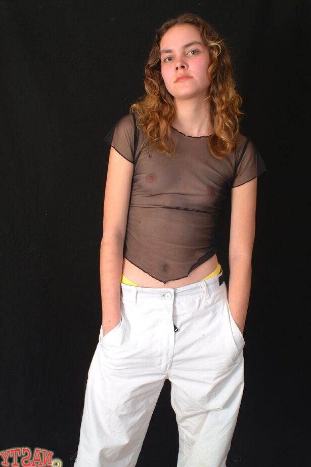 21P La petite adolescente aux petits seins Uma exhibe son joli corps en solo