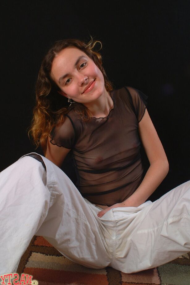 21P La petite adolescente aux petits seins Uma exhibe son joli corps en solo