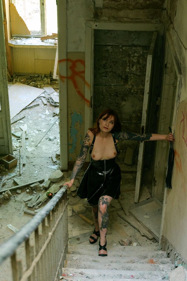 16P A ruiva sexy tatuada e com piercing Cherr está ao ar livre sob o sol, tirando fotos