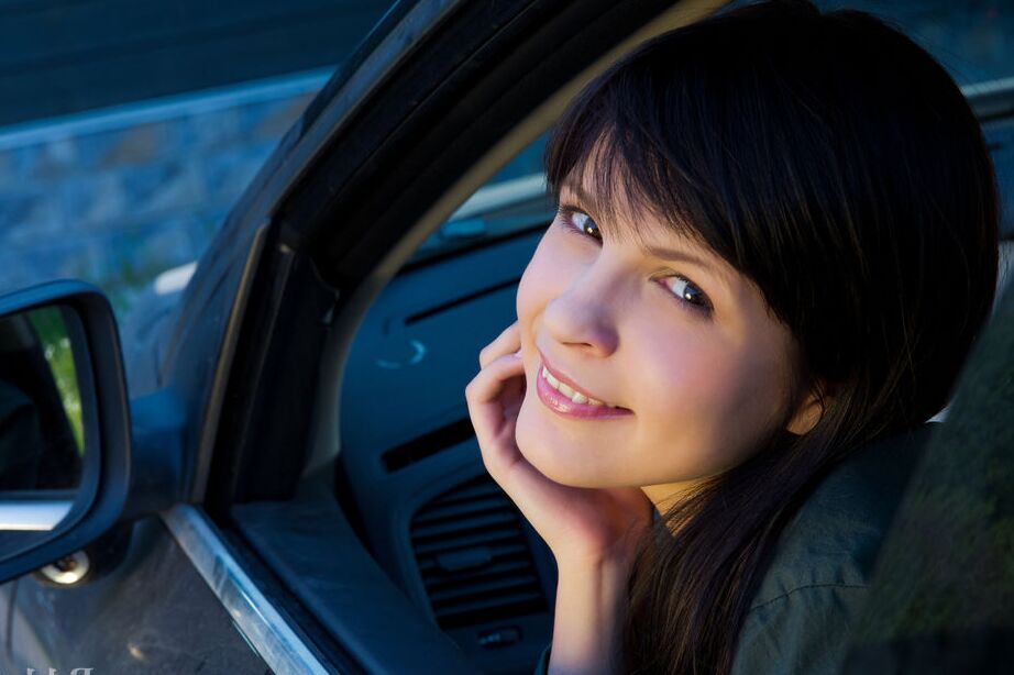16P La guapa jovencita Zelda se desnuda en el coche
