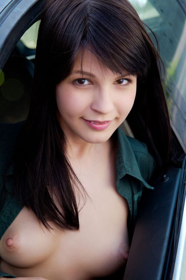 16P La guapa jovencita Zelda se desnuda en el coche