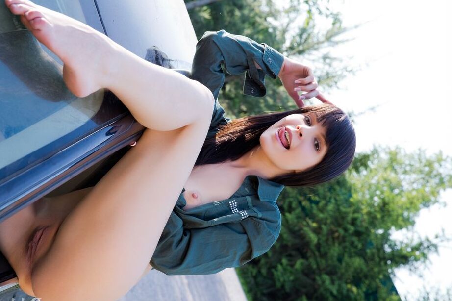 16P La guapa jovencita Zelda se desnuda en el coche