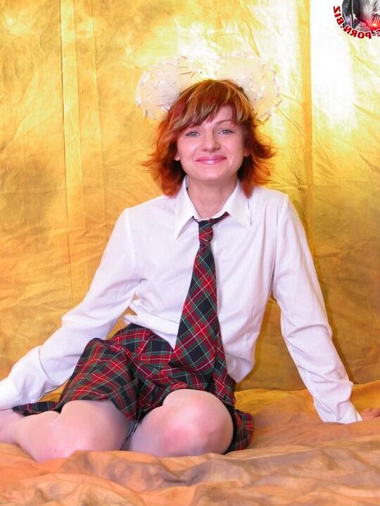 17P 大学の制服を脱いで小さな女の子と遊ぶ素晴らしいかわい子ちゃん