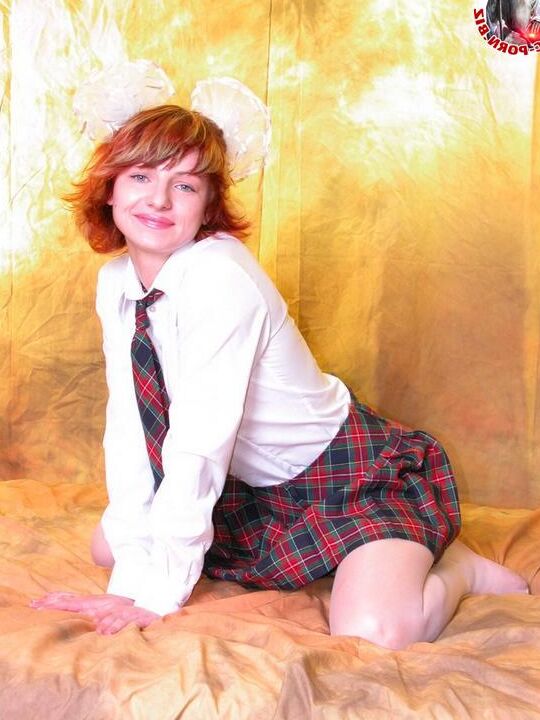 17P 大学の制服を脱いで小さな女の子と遊ぶ素晴らしいかわい子ちゃん