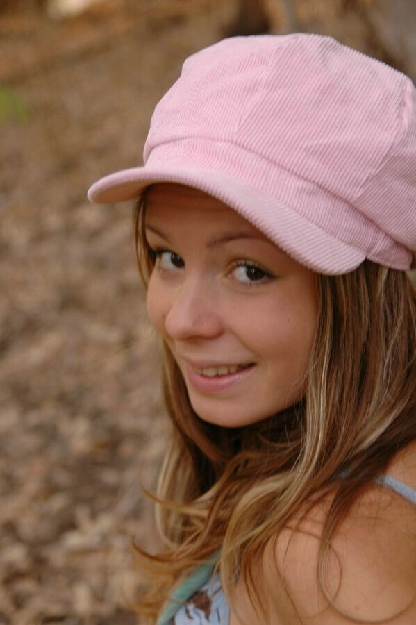 15P A doce e sexy Emily perde as roupas na floresta
