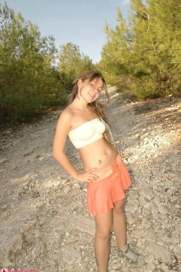 15P Sweet Young Emily sozinha na floresta